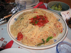 Pasta mit frischen Tomaten und Basilikum