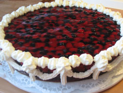 Himbeertorte mit Heidelbeeren