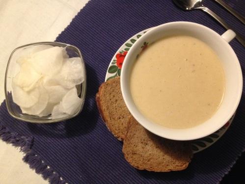 Bohnencremesuppe mit Radisalat und Brot