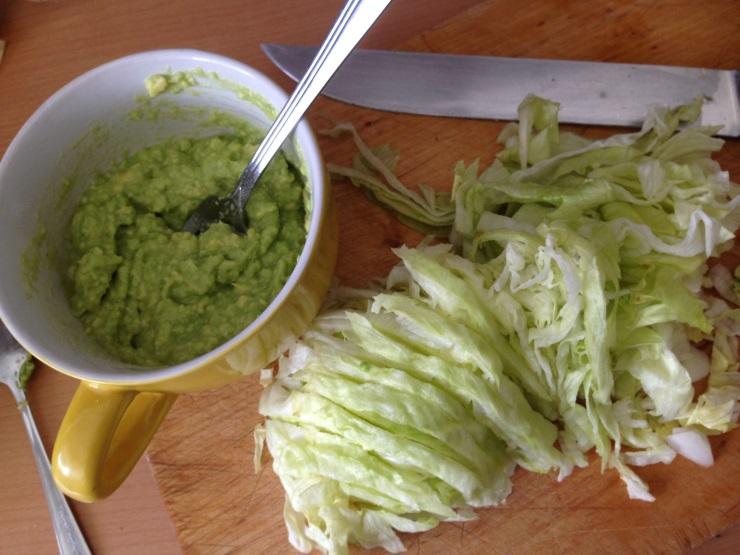 Bratwurst mit Eissalat und Avocado