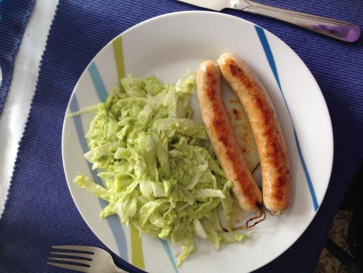 Bratwurst mit Eissalat und Avocado