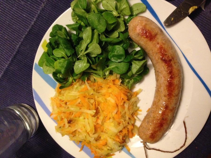 Bratwurst mit Karottenapfelsalat und Vogerlsalat