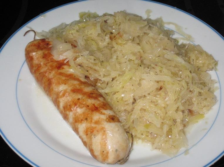 Bratwurst mit Sauerkraut