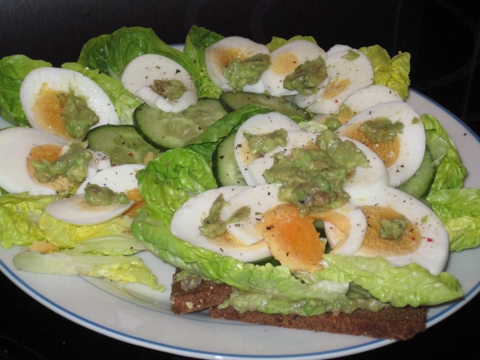 Eier Mit Avocadocreme und Salat