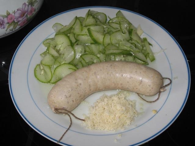 Putenbratwurst mit Gurkensalat