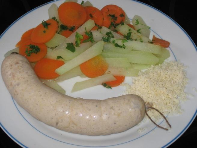 Putenbratwurst mit Karotten-Kohlgemüse