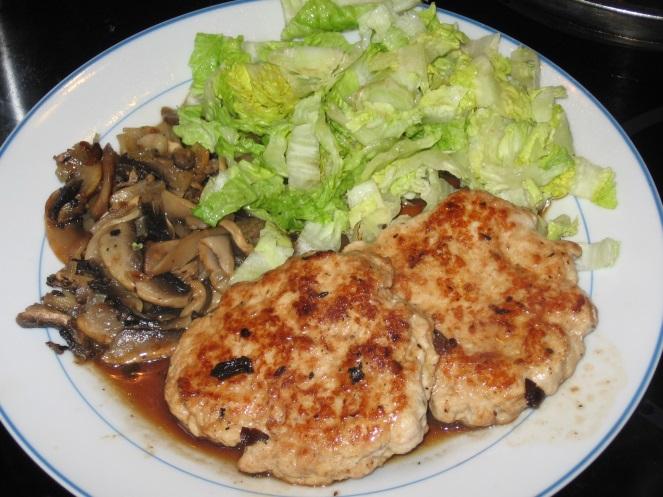 Putenfaschiertes mit Champignons und Salat