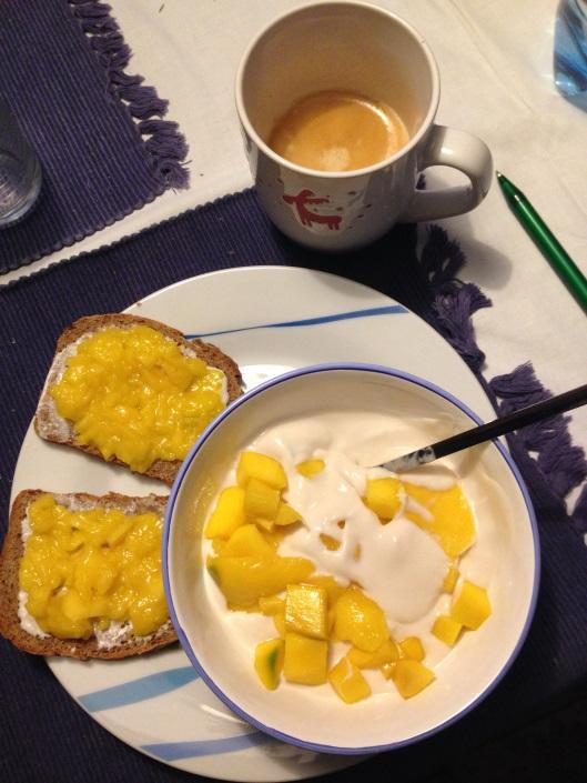 Sojajoghurt mit Mango und Brot